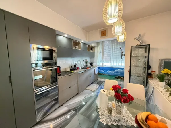 Tirane, shitet apartament 3+1 Kati 2, 116 m² 300.000 €