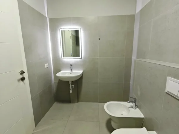 Tirane, jepet me qera apartament 1+1 Kati 8, 70 m² 550 € (Asl 2 tek Ish Venue Club)