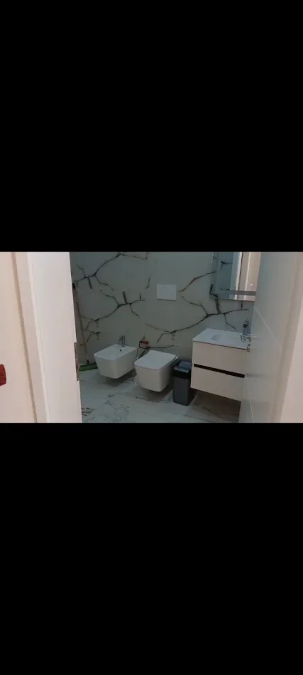 Tirane, jepet me qera apartament 1+1+Ballkon Kati 1, 65 m² 350 € (Kinostudio)