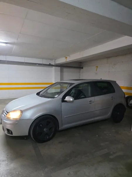 Tirane, shitet makine VW Golf 5 Nafte, gri metalizato automatik Kondicioner 244.000 km 4.400 €