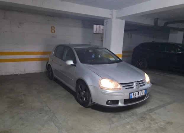 Tirane, shitet makine VW Golf 5 Nafte, gri metalizato automatik Kondicioner 244.000 km 4.400 €