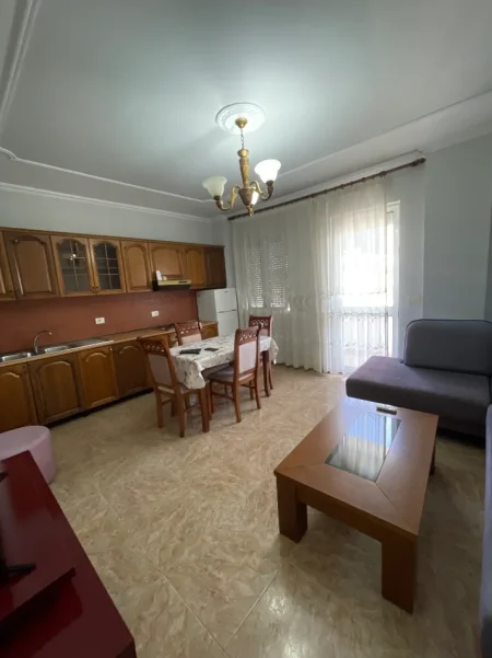 Tirane, jepet me qera apartament 1+1 Kati 4, 95 m² 600 € (Rruga Tish Daija)