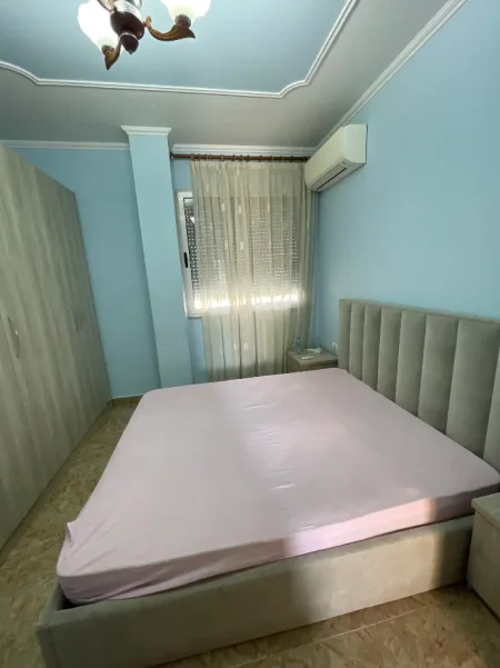 Tirane, jepet me qera apartament 1+1 Kati 4, 95 m² 600 € (Rruga Tish Daija)