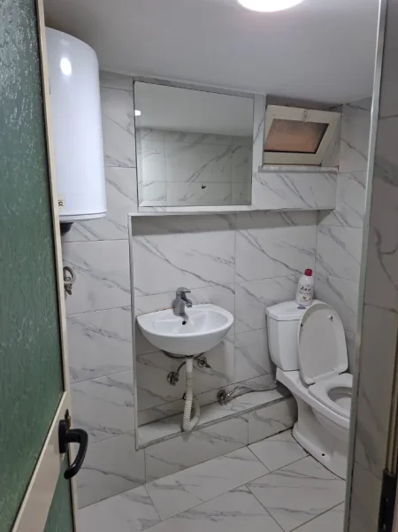 Tirane, jepet me qera apartament 1+1 Kati 2, 30 m² 250 € (Rruga 5 maji)