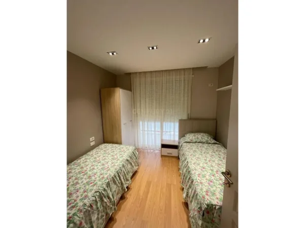 Tirane, jepet me qera apartament 2+1+Aneks+Ballkon Kati 8, 700 € (Golden Park)