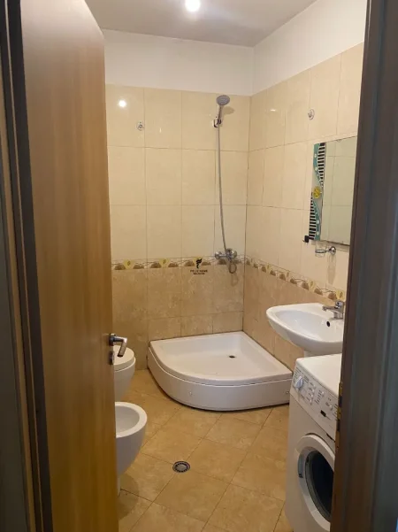 Tirane, jepet me qera apartament 1+1 Kati 6, 65 m² 500 € (XHAMLLIKU)