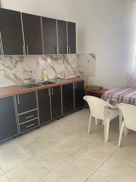 Shqiperi, jepet me qera garsonier 1+1 Kati 1, 37 m² (Ish Tregu Ushqimor, Perball Pallatit me Shigjeta)