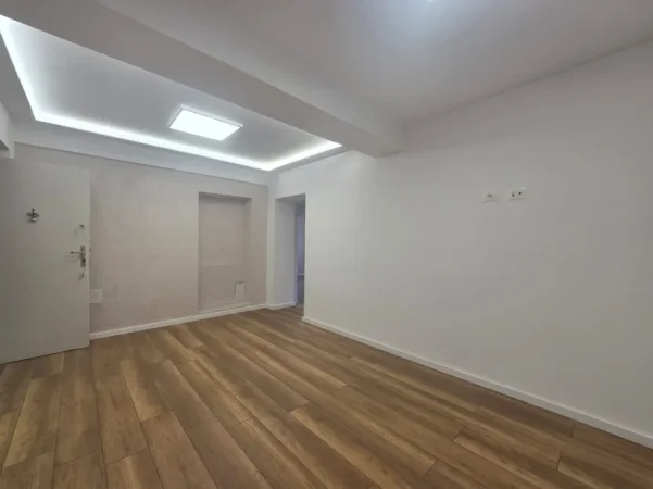 Tirane, jepet me qera zyre Kati 2, 77 m² 800 € (Materniteti i ri)