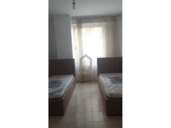 Tirane, jap me qera apartament 2+1+Ballkon Kati 3, 120 m² 600 € (Apartament 2+1 me qira tek Selvia)