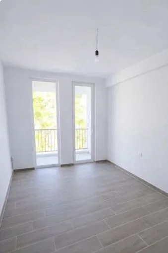 Tirane, jepet me qera ambjent biznesi Kati 2, 94 m² 400 € (rruga 5 maji)
