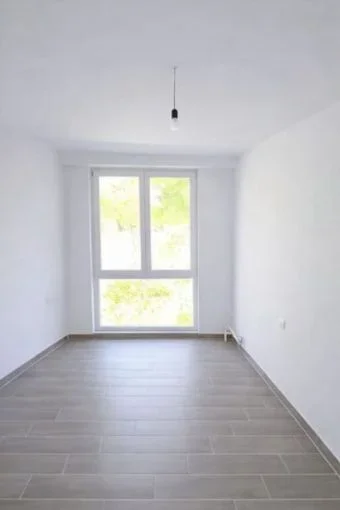 Tirane, jepet me qera dyqan Kati 2, 94 m² 400 € (rruga 5 maji)