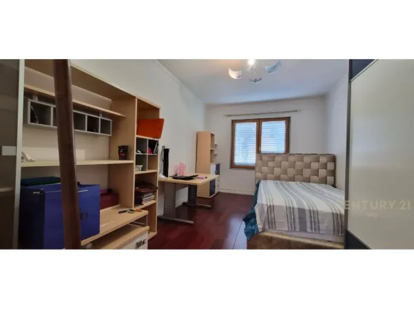 Tirane, jepet me qera apartament 3+1+Aneks+Ballkon Kati 3, 170 m² 1.500 € 