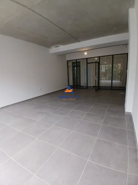 Tirane, jepet me qera zyre Kati 1, 60 m² 1.000 € 