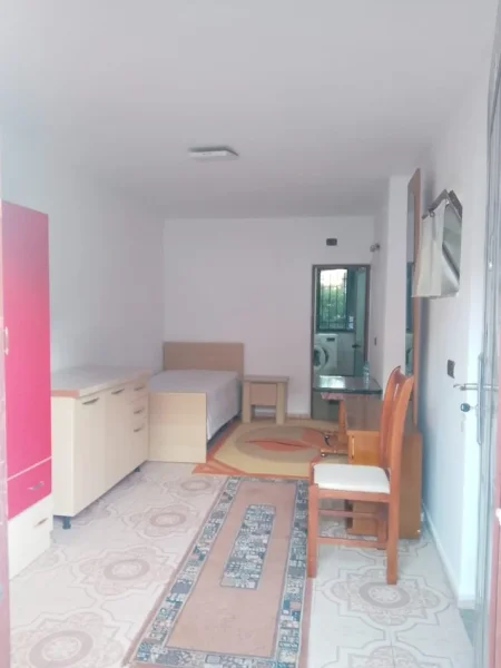 Tirane, jepet me qera apartament 2+1 Kati 1, 40 m² 200 € (Shkoze)
