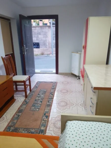 Tirane, jepet me qera apartament 2+1 Kati 1, 40 m² 200 € (Shkoze)