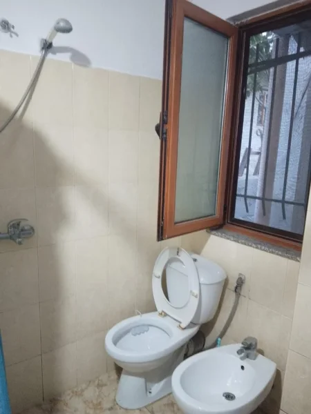 Tirane, jepet me qera apartament 2+1 Kati 1, 40 m² 200 € (Shkoze)