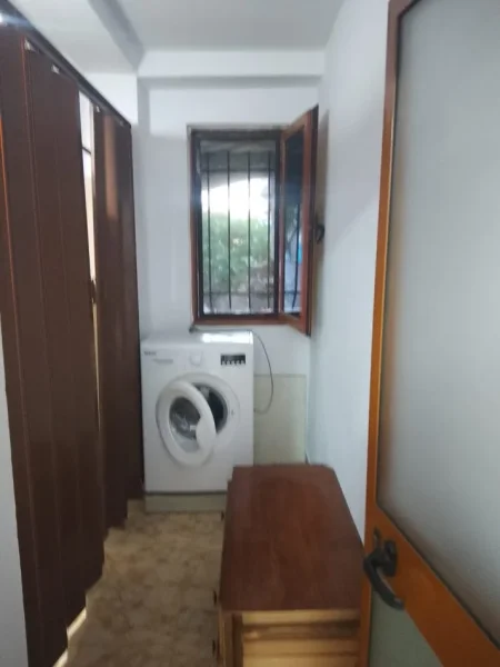 Tirane, jepet me qera apartament 2+1 Kati 1, 40 m² 200 € (Shkoze)