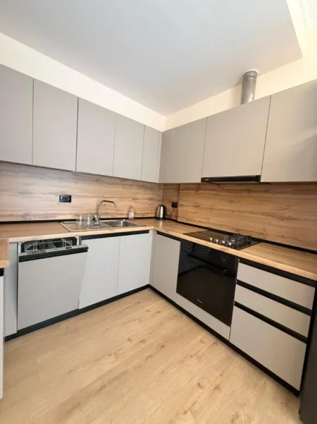 Tirane, jepet me qera apartament 2+1+Ballkon Kati 5, 90 m² 1.000 € (Kompleksi Delijorgji)