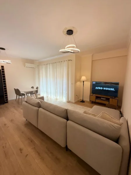 Tirane, jepet me qera apartament 2+1+Ballkon Kati 5, 90 m² 1.000 € (Kompleksi Delijorgji)
