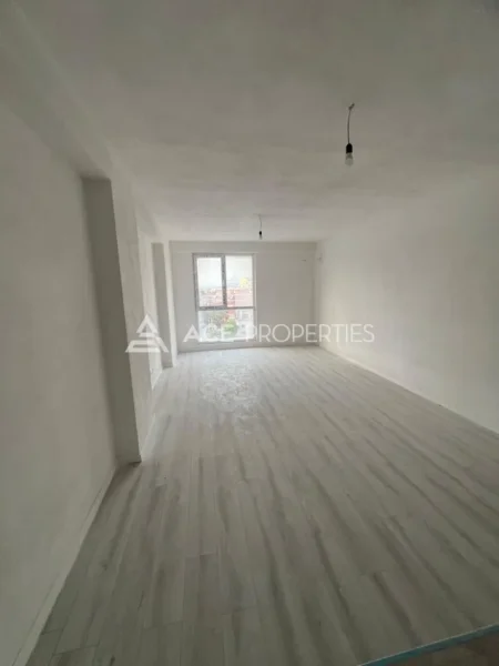 Durres, jepet me qera apartament 3+1 Kati 6, 105 m² 499 € (Ujsjellesi, Durres)