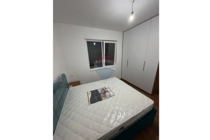 Tirane, jepet me qera apartament 1+1+Ballkon Kati 8, 75 m² 400 € (Univers City)