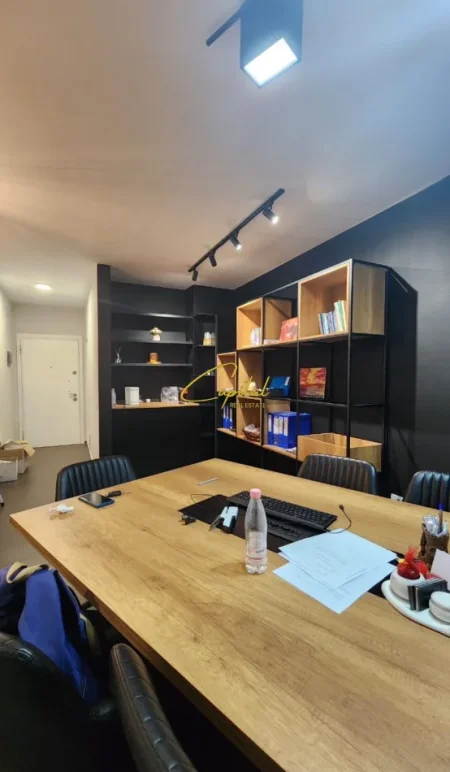 Tirane, jepet me qera ambjent biznesi Kati 1, 85 m² 750 € (ISH BLLOKU)