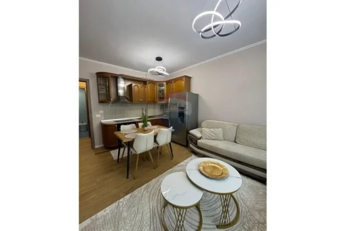 Tirane, jepet me qera apartament 2+1+Ballkon Kati 4, 97 m² 920 € (Kristal Center)