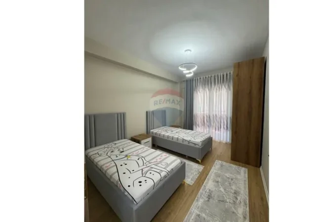 Tirane, jepet me qera apartament 2+1+Ballkon Kati 4, 97 m² 920 € (Kristal Center)