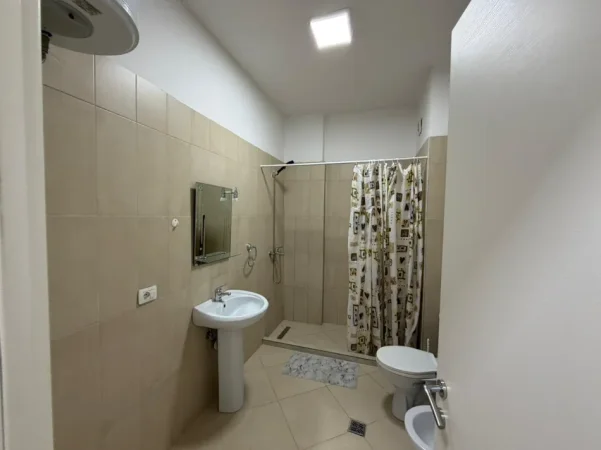 Tirane, jepet me qera apartament 1+1 Kati 2, 70 m² (5 MAJI)
