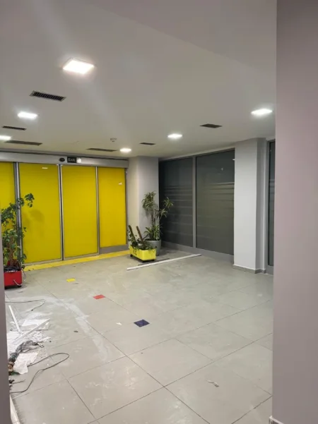 Tirane, jepet me qera zyre Kati 2, 220 m² 4.400 € (RRUGA E KAVAJES)