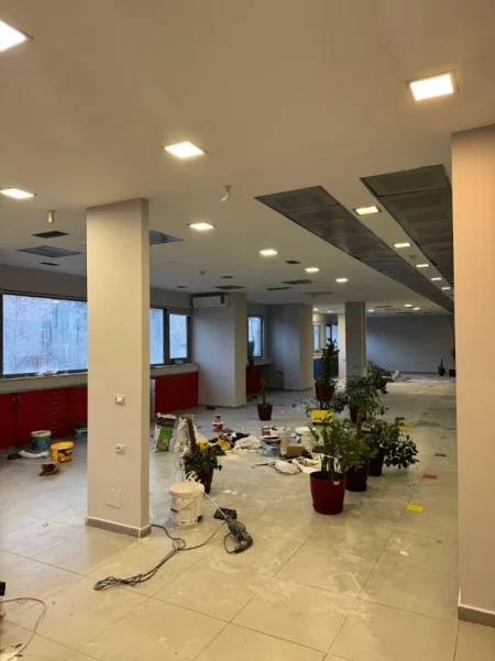 Tirane, jepet me qera zyre Kati 2, 220 m² 4.400 € (RRUGA E KAVAJES)
