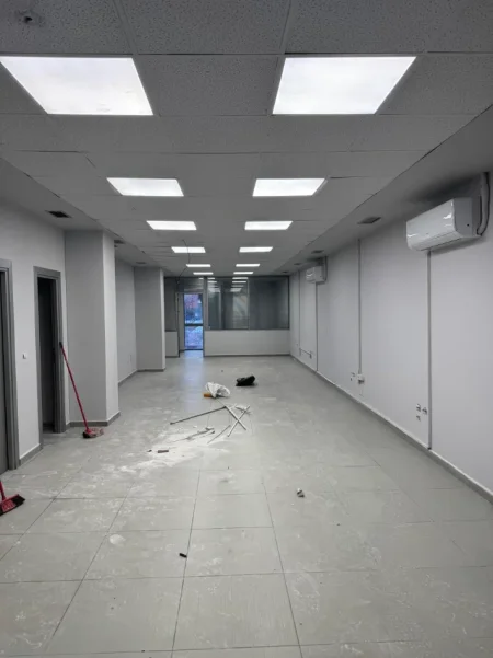 Tirane, jepet me qera zyre Kati 2, 220 m² 4.400 € (RRUGA E KAVAJES)