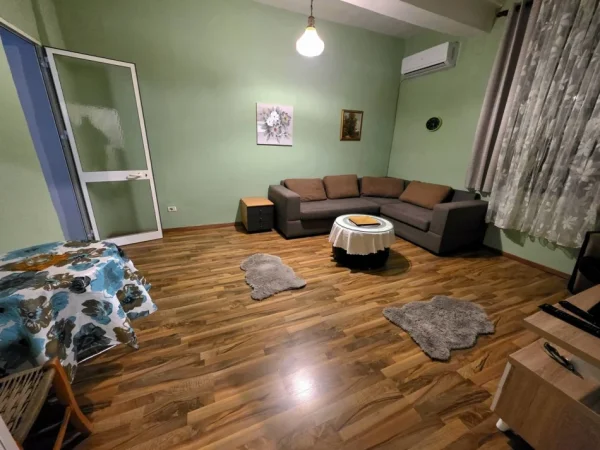 Tirane, jepet me qera apartament 1+1 Kati 1, 71 m² 450 € (Rruga Myslym Shyri)