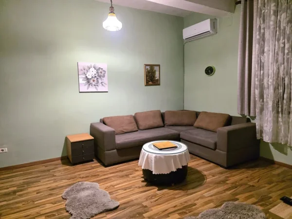 Tirane, jepet me qera apartament 1+1 Kati 1, 71 m² 450 € (Rruga Myslym Shyri)