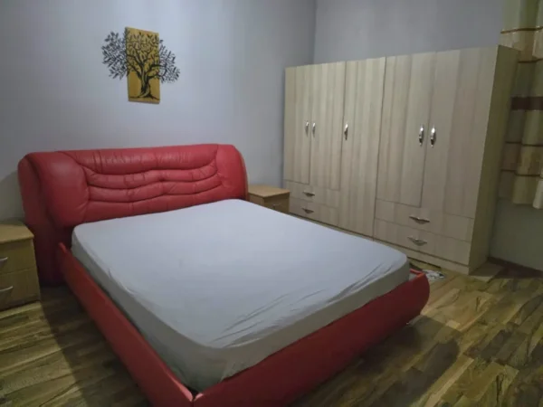 Tirane, jepet me qera apartament 1+1 Kati 1, 71 m² 450 € (Rruga Myslym Shyri)