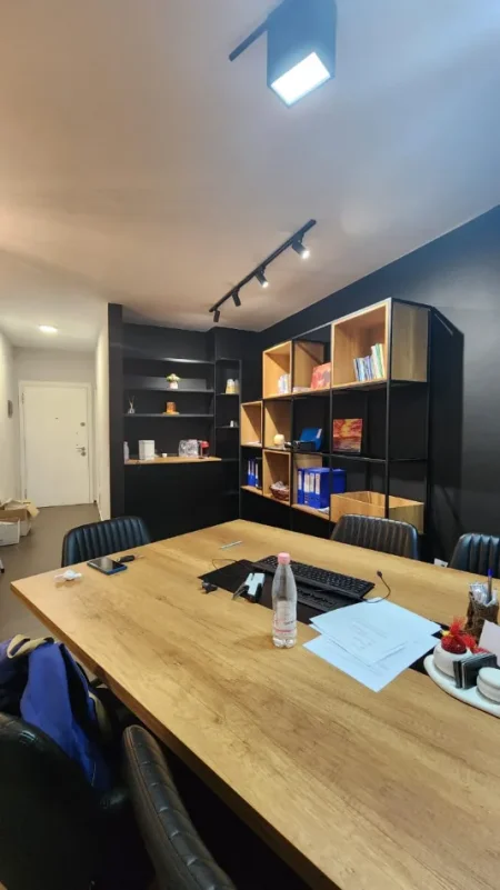 Tirane, jepet me qera zyre Kati 2, 85 m² 750 € (RRUGA E KOSOVAREVE)