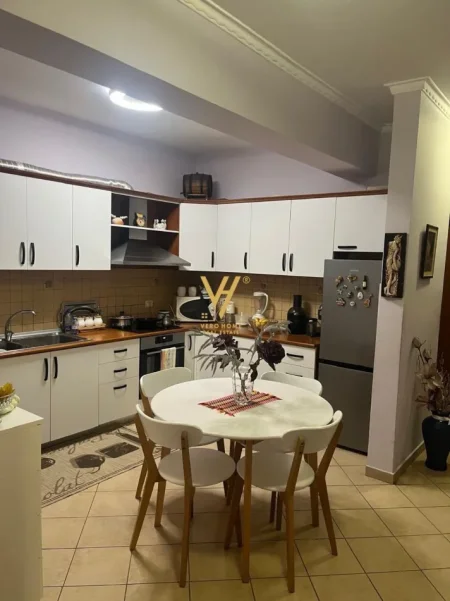 Tirane, jepet me qera apartament 2+1+Ballkon Kati 5, 110 m² 770 € (RRUGA E KAVAJES)