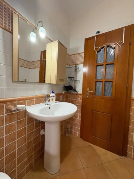 Tirane, jepet me qera apartament 2+1 Kati 2, 70 m² 500 € (Laprake)