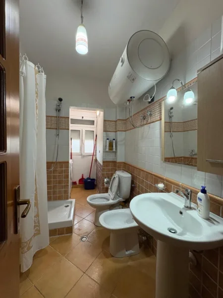 Tirane, jepet me qera apartament 2+1 Kati 2, 70 m² 500 € (Laprake)