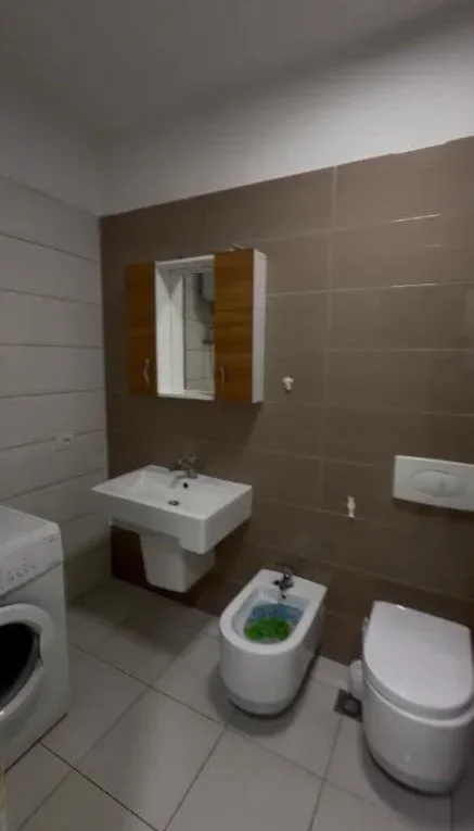 Tirane, jepet me qera apartament 1+1 Kati 4, 60 m² 600 € (KOMUNA E PARISIT)