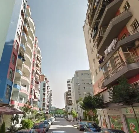 Tirane, jepet me qera dyqan Kati 0, 40 m² 300 € (Yzberisht)