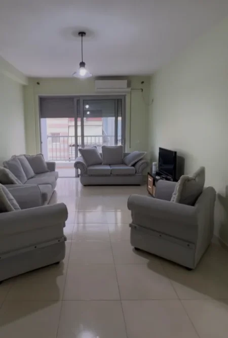 Tirane, jepet me qera apartament 1+1 Kati 4, 65 m² 600 € (Komuna e Parisit)