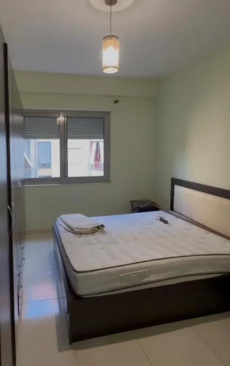 Tirane, jepet me qera apartament 1+1 Kati 4, 65 m² 600 € (Komuna e Parisit)