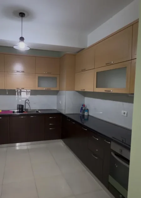 Tirane, jepet me qera apartament 1+1 Kati 4, 65 m² 600 € (Komuna e Parisit)