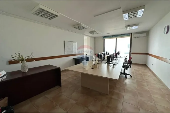 Tirane, jepet me qera ambjent biznesi , 154 m² 1.050 € (Ish ekspozita)