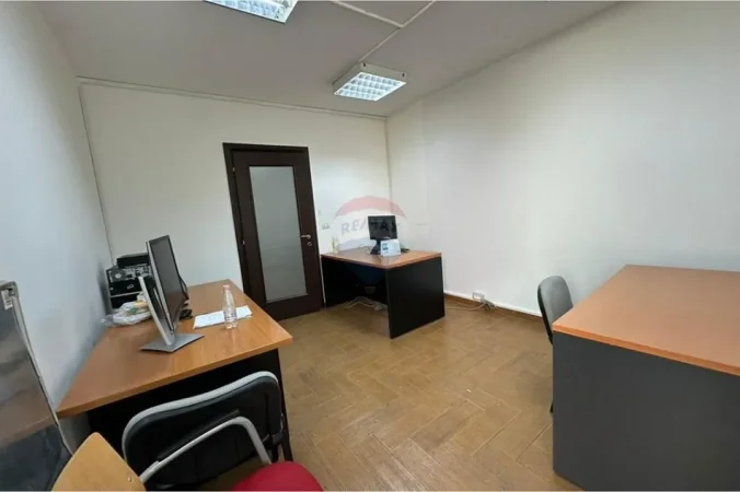 Tirane, jepet me qera ambjent biznesi , 154 m² 1.050 € (Ish ekspozita)