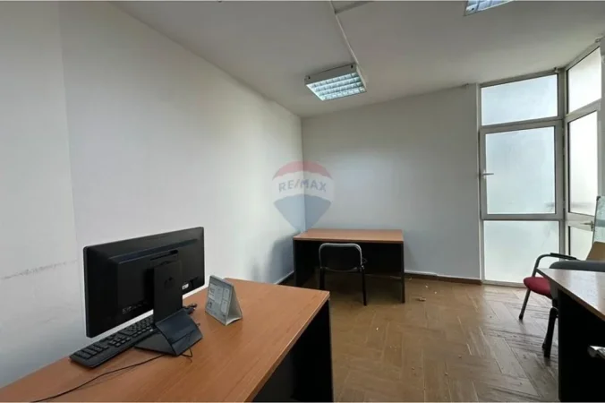 Tirane, jepet me qera ambjent biznesi , 154 m² 1.050 € (Ish ekspozita)