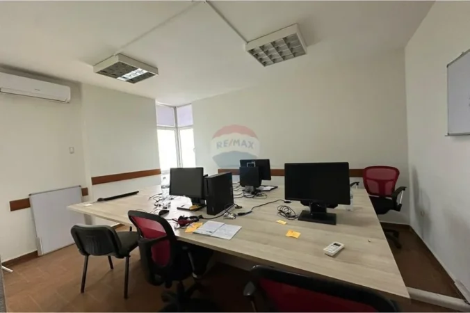 Tirane, jepet me qera ambjent biznesi , 154 m² 1.050 € (Ish ekspozita)