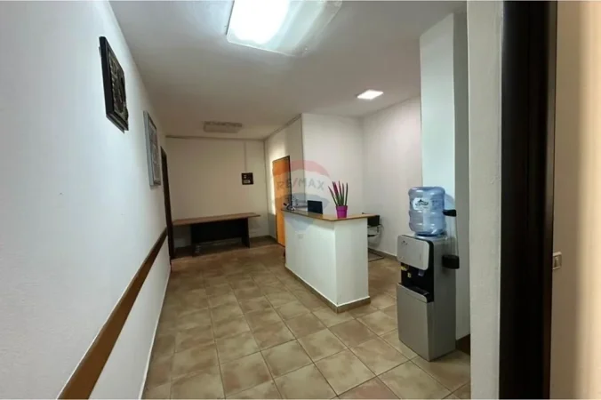 Tirane, jepet me qera ambjent biznesi , 154 m² 1.050 € (Ish ekspozita)