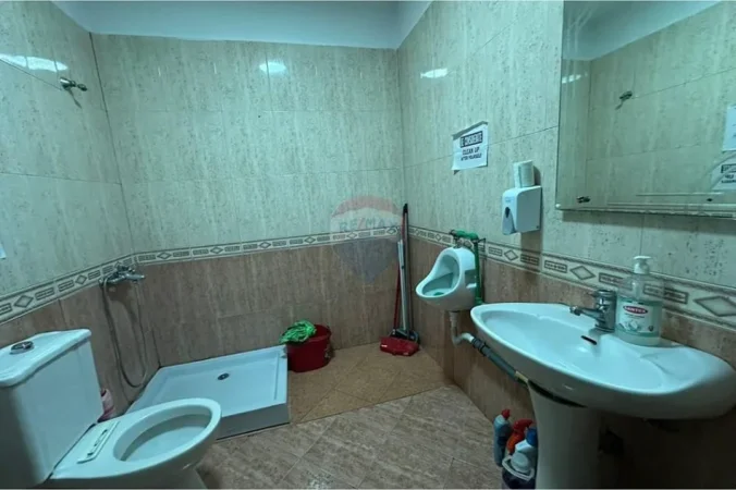 Tirane, jepet me qera ambjent biznesi , 154 m² 1.050 € (Ish ekspozita)